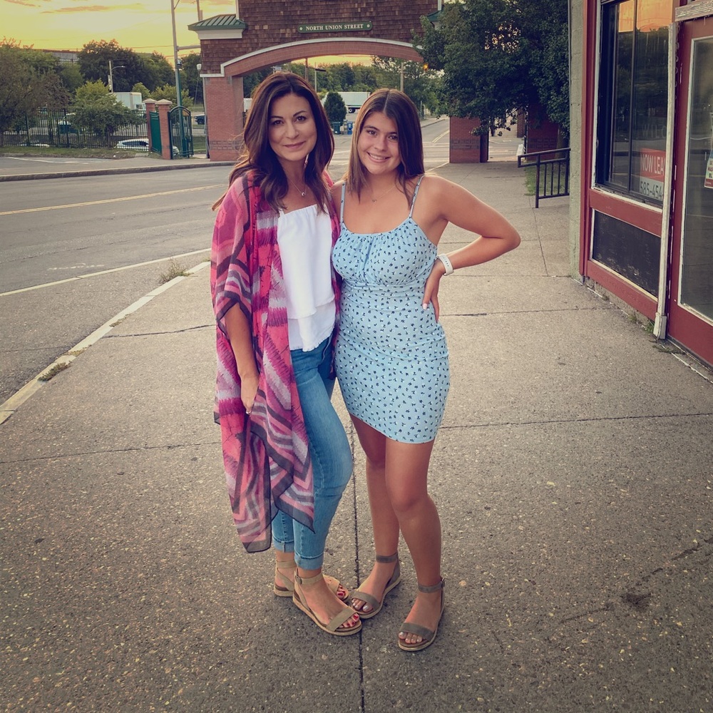 Meet your Poshers Tricia & Grace.